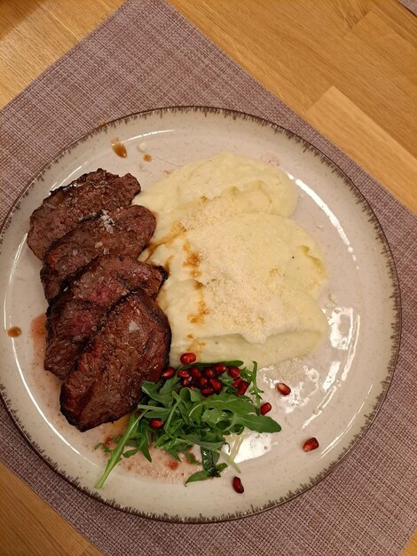 Foto kuhsteak und kartoffelpüree