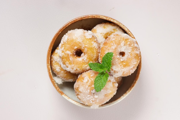 Kuih Keria ou Kuih Gelang é um lanche malaio feito de batata-doce frita, coberto com açúcar.