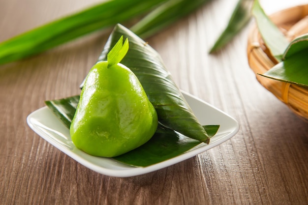 Kuih Koci tradicional pastel dulce Nyonya malasio hecho de harina de arroz glutinoso con relleno de coco envuelto en hojas de plátano y cocido al vapor