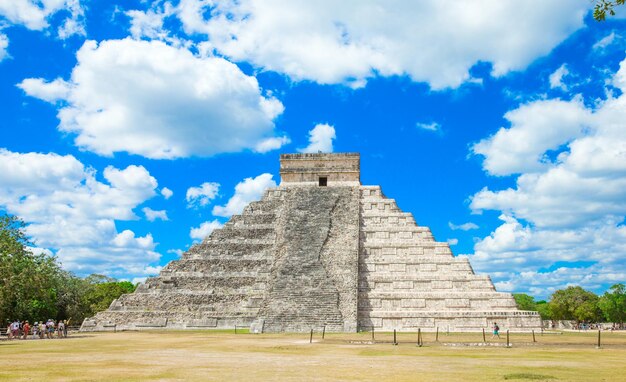 Kukulkan-Pyramide in Chichen Itza Site MexicoxAxA