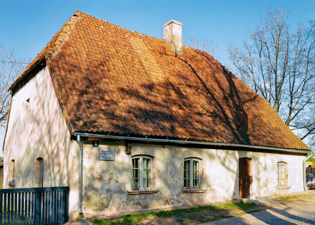 Kuldiga, Letônia - 7 de maio de 2016: Arquitetura da casa em Kuldiga em Kurzeme na Letônia Ocidental. Costumava ser chamado de Goldingen.