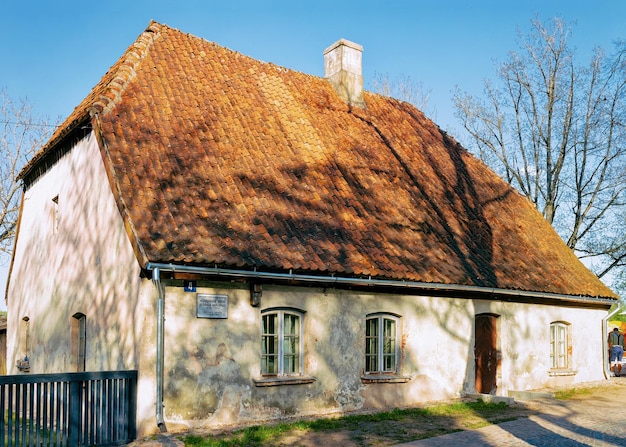 Kuldiga, Letonia - 7 de mayo de 2016: Arquitectura de la casa en Kuldiga en Kurzeme, en el oeste de Letonia. Antes se llamaba Goldingen.