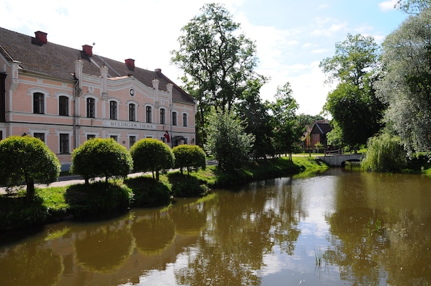 Kuldiga, Lettland. Die Straße entlang des Flusses Aleksupite in der kleinen lettischen Stadt Kuldiga