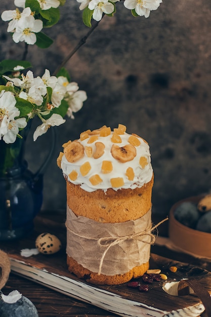 Kulich de pan de Pascua ruso tradicional con flor de manzana y huevos de colores