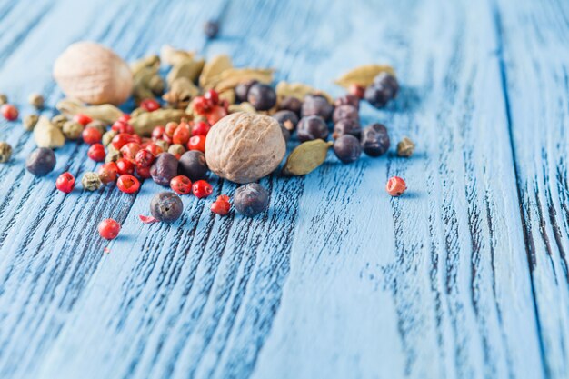 Kulinarische Oberfläche mit Gewürzen auf Holztisch