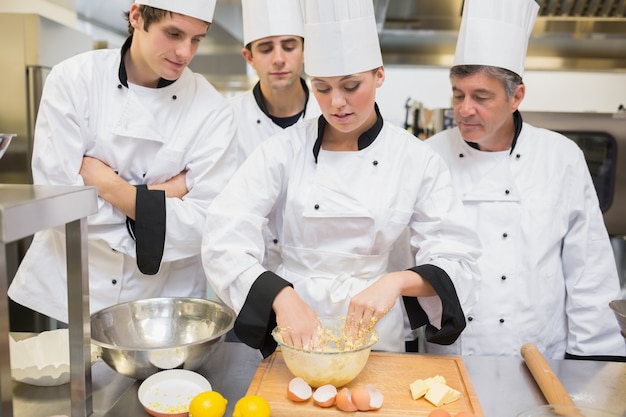 Kulinarische Studenten, die lernen, Teig zu mischen