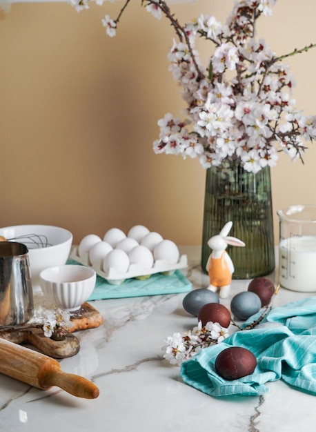 Kulinarischer Hintergrund Ostern auf dem Küchentisch und Kopienraum f