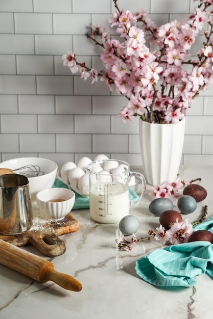 Kulinarischer Hintergrund zu Ostern Zusammensetzung der Lebensmittelzutaten zu Ostern auf dem Küchentisch und Kopienraum für ...