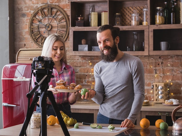 Kulinarisches Vlog über gesunde Ernährung. Ausgewogene Ernährung. Junge Familie Lebensstil. Gebäck Versuchung. Videodreh in der Küche.