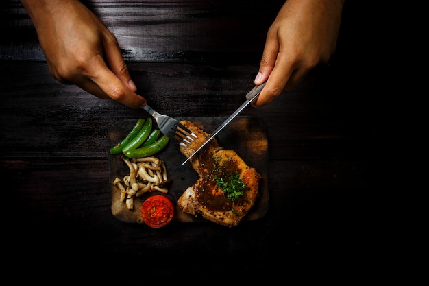 Kulobuta-Steak auf der hölzernen Tabelle.