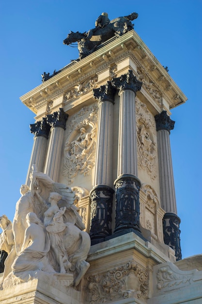 Kultur, Steindenkmal mit ionischen Säulen im Jardin del Retiro in Madrid, Spanien