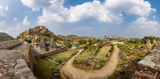 Kumbhalgarh é uma fortaleza de mewar na faixa oeste das colinas de aravalli, no distrito de rajsamand, perto de udaipur, no estado de rajasthan, no oeste da índia.