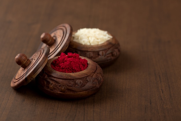 Kumkum e recipiente para grãos de arroz. pós de cores naturais são usados durante a adoração a deus e em ocasiões auspiciosas.