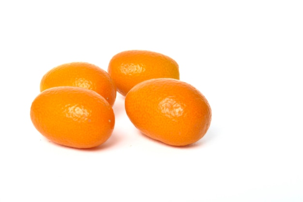 Kumquat auf weißem Hintergrund