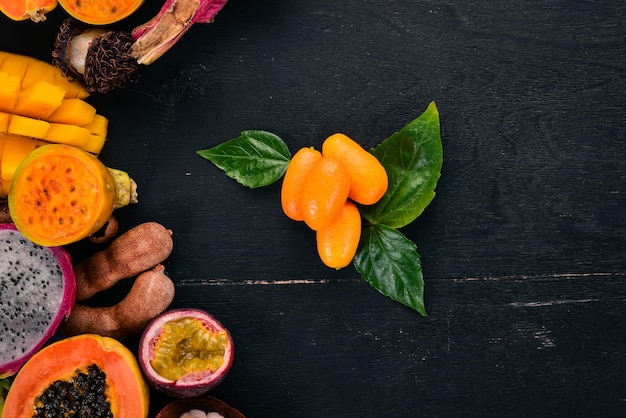 Kumquat Citrus Tropical Fruits auf einem hölzernen Hintergrund Draufsicht Kopieren Sie Platz