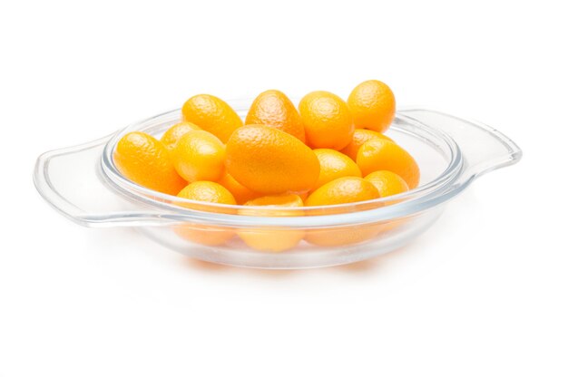 Kumquat (cumquat) aislado en blanco