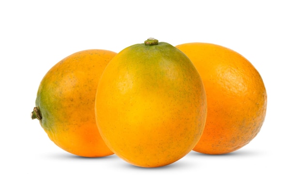 Kumquat naranja aislado sobre fondo blanco.