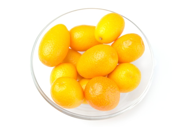 Kumquat sabroso en el recipiente aislado en blanco