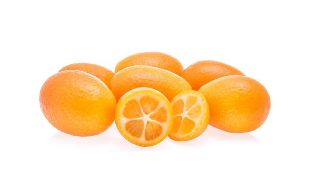 Kumquatcumquat-frucht lokalisiert auf weißem hintergrund