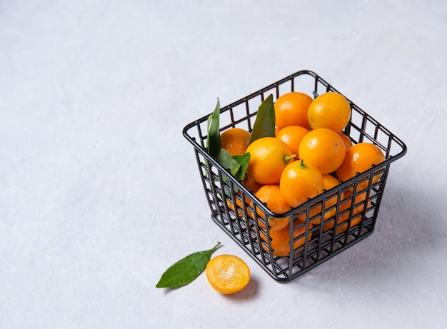 Kumquats doces frescos suculentos em uma caixa de metal