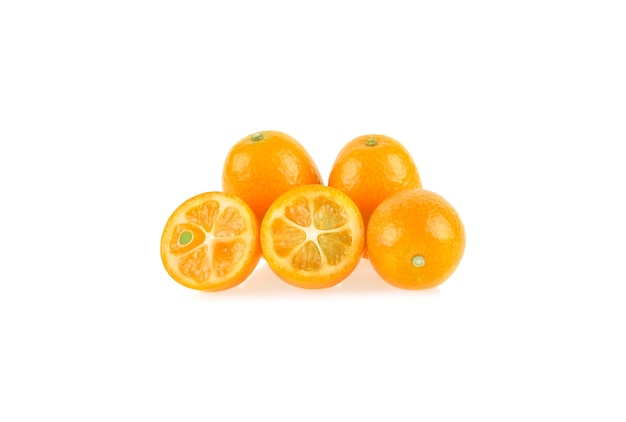 Kumquats isolados em fundo branco
