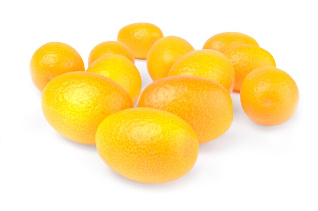 Kumquats isoliert auf weiß.