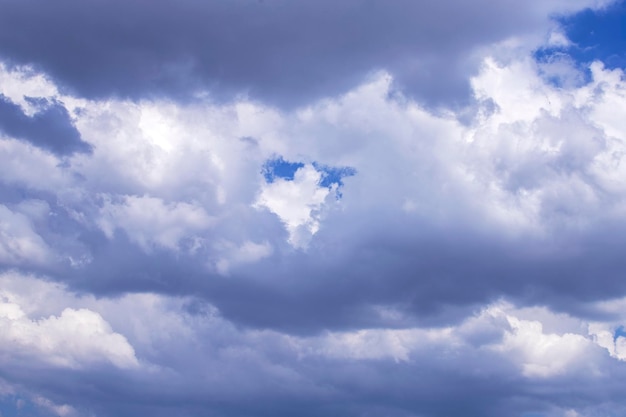 Kumuluswolken am Himmel vor Regen