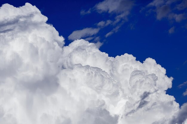 Foto kumuluswolken am himmel