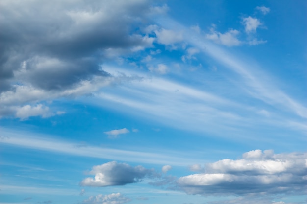 Kumuluswolken in einem blauen Sommerhimmel