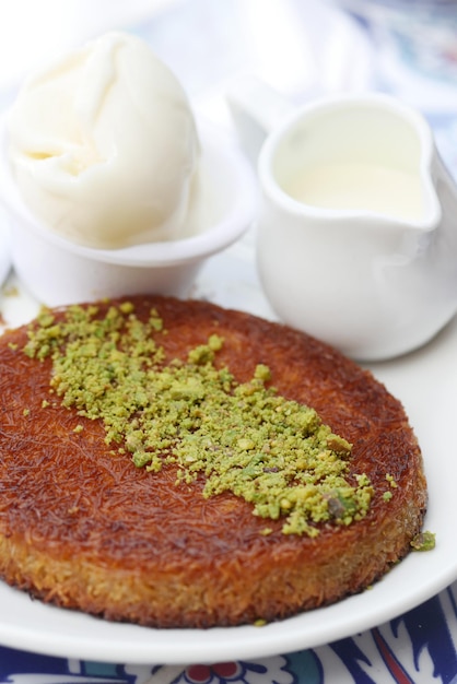 Kunafa com um creme de limpeza em um prato