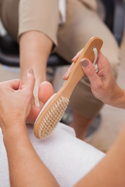 Kunde, der Pediküre am Nagelsalon erhält