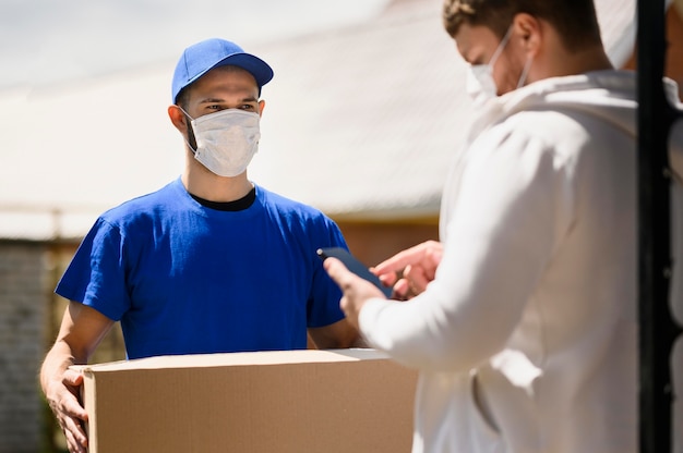 Kunde erhält Paket vom Zusteller