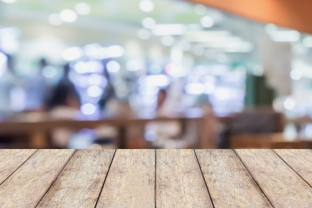 Kunde im Restaurant verwischen Hintergrund mit Holztisch