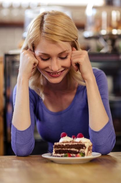 Kunde mit einem Kuchen alleine