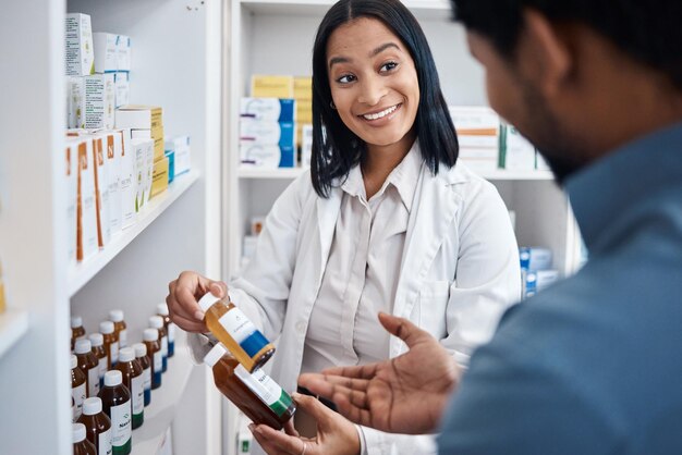 Foto kunde und frau aus einer apotheke mit medikamentenflasche helfen dem mann bei der auswahl der pillen, bei der arzneimittelentscheidung oder beim produkteinkauf. einzelhandelsgeschäft für gesundheitswesen, drogerie, kunde und apotheker für medizinische unterstützung