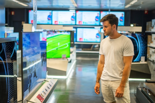 Kunde wählt modernen Fernseher im Shop