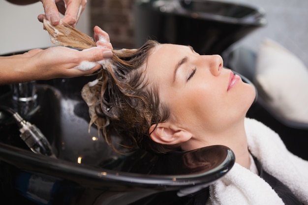 Foto kunden bekommen ihre haare gewaschen