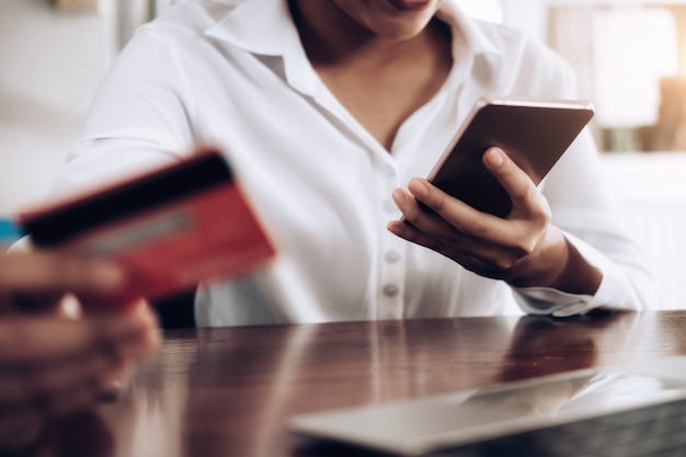 Kunden, die online einkaufen, zahlen mit Kreditkarte.