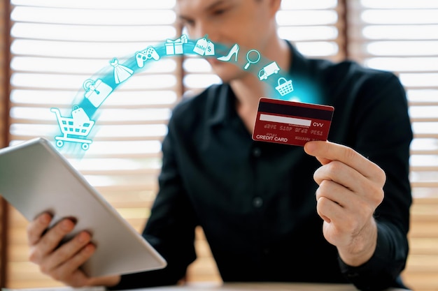 Foto kunden halten kreditkarten mit hologramm-schnittstelle einkaufsinventar cybercash