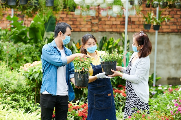 Kunden im Gespräch mit Gartencenter-Mitarbeiter