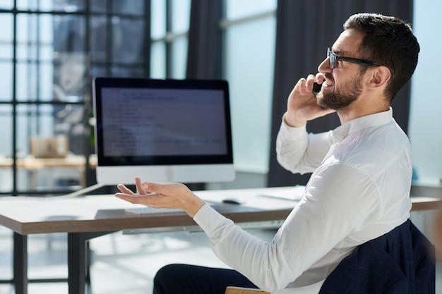 Kundenbetreuer in einem Büro am Telefon