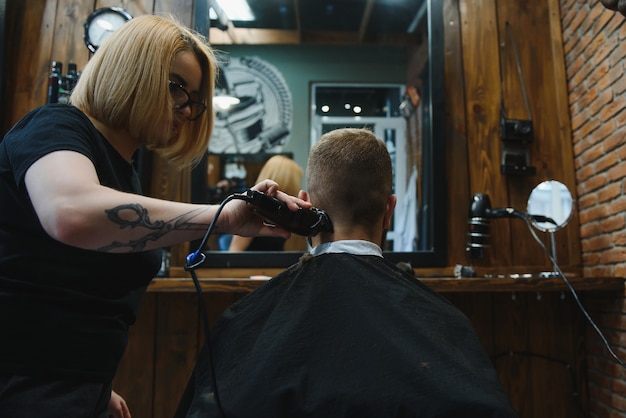 Kundenbetreuung im Barbershop.