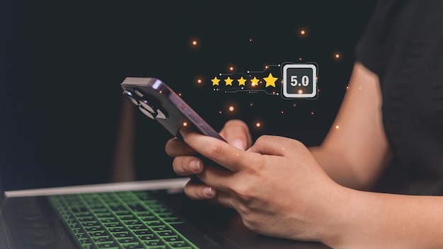 Kundenbewertungskonzept Geschäftsmann mit Smartphone mit 5-Sterne-Bewertungssymbol