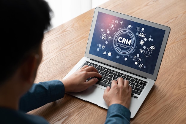 Kundenbeziehungsmanagementsystem auf modischem Computer für CRM-Geschäft