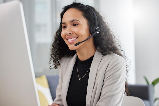 Kundendienst-Callcenter und glückliche Beraterin oder Frau, die online für Rat oder Hilfe beim technischen Support spricht. Mitarbeiterin, die in Brasilien spricht und berät, die im CRM für ein Technologie-Startup arbeitet