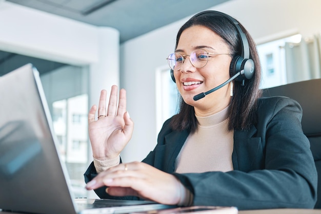 Kundendienst-Laptop und Frau winken bei Videoanrufen, Helpdesk-Unterstützung und Fernarbeit zu Hause. Fröhliches Hallo und Vertriebsmitarbeiter im Webinar, Callcenter-Beratung oder Telemarketing in Online-Konferenzen