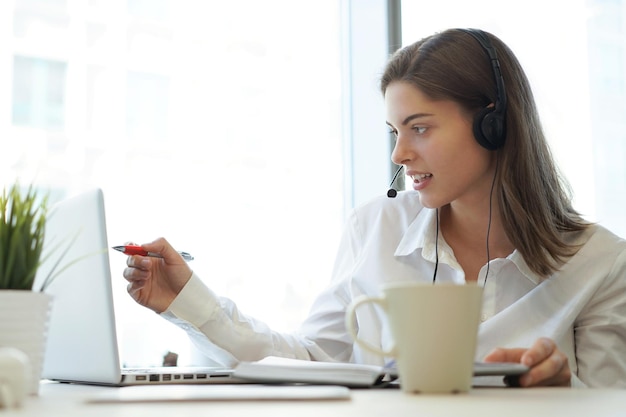 Kundendienstmitarbeiter, der in einem Callcenter-Büro arbeitet.