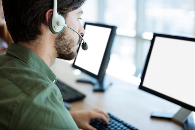 Kundendienstmitarbeiter im Büro