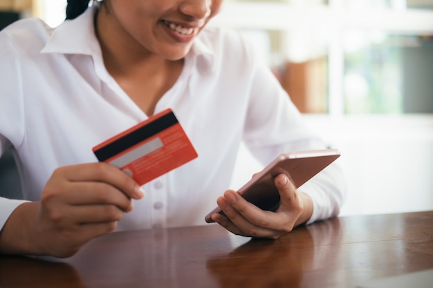 Kundeneinkauf online bezahlen mit Kreditkarte.