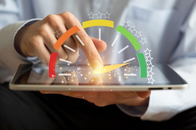 Kundenkonzept. Person, die ein digitales Tablet mit Bewertungsskala verwendet
